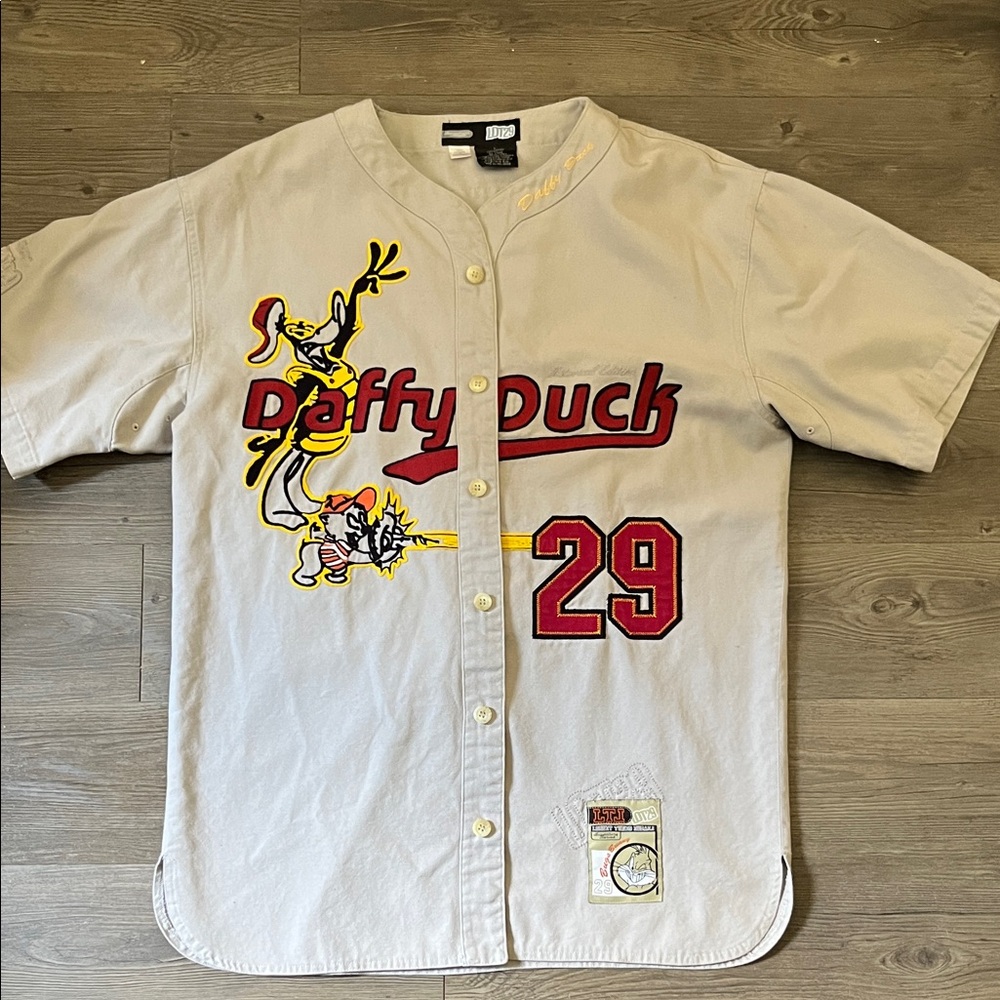 Lot 29 Looney Tunes Daffy Duck Jersey
